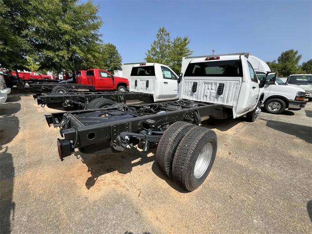 2024 Chevrolet Silverado 3500 HD Chassis Cab Vehicle Photo in ALCOA, TN 37701-3235