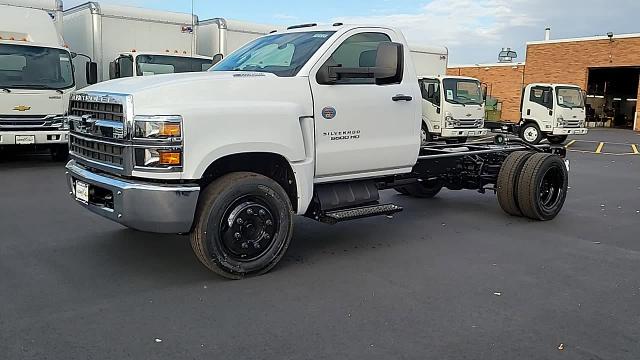 2024 Chevrolet Silverado Chassis Cab Vehicle Photo in JOLIET, IL 60435-8135