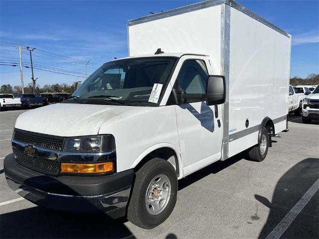 2023 Chevrolet Express Cutaway 3500 Vehicle Photo in ALCOA, TN 37701-3235