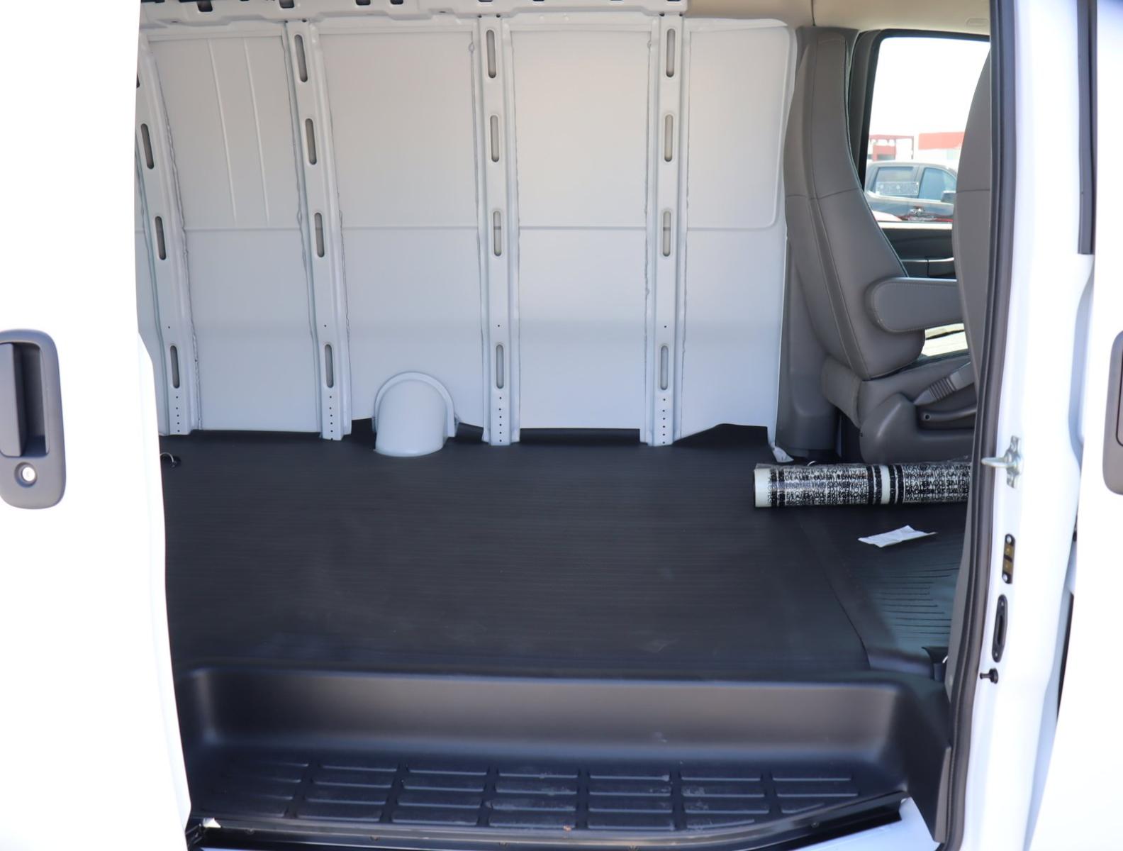 2024 Chevrolet Express Cargo 2500 Vehicle Photo in LOS ANGELES, CA 90007-3794