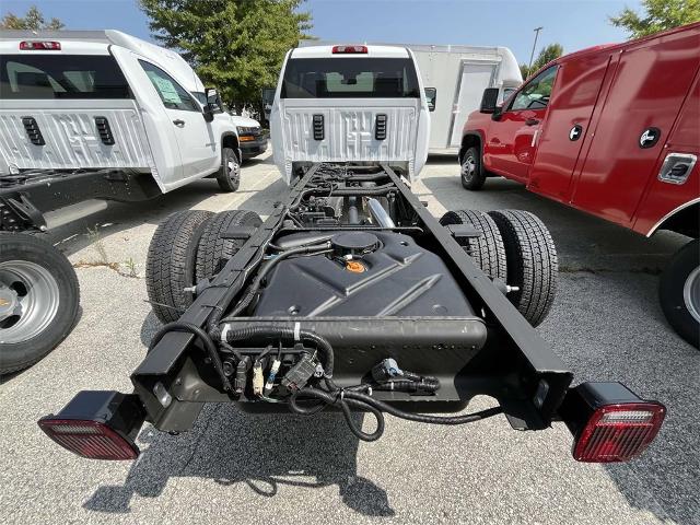 2024 Chevrolet Silverado 3500 HD Chassis Cab Vehicle Photo in ALCOA, TN 37701-3235