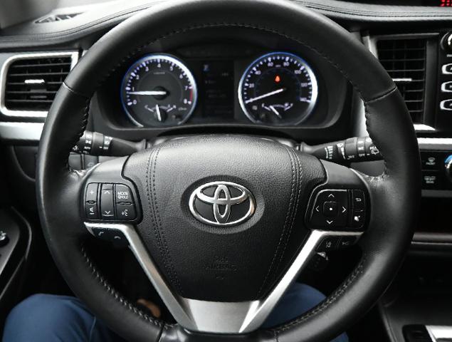 2018 Toyota Highlander Vehicle Photo in NORWOOD, MA 02062-5222