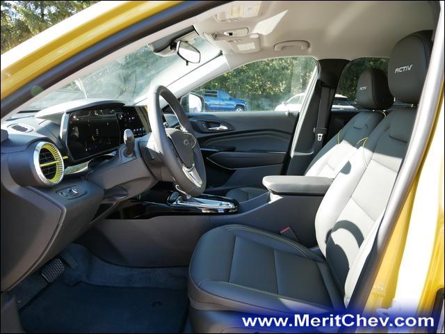 2025 Chevrolet Trax Vehicle Photo in MAPLEWOOD, MN 55119-4794