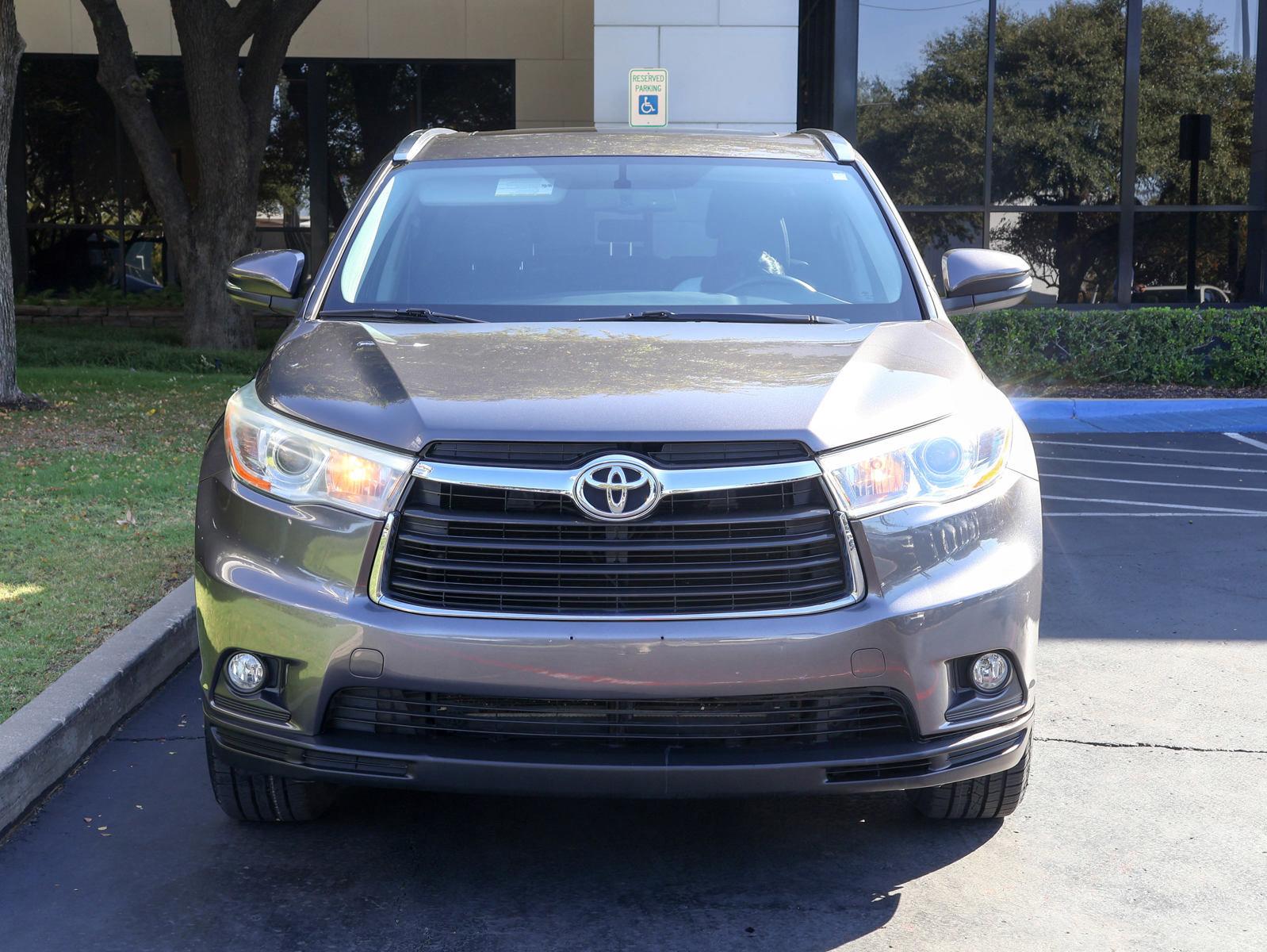 Used 2014 Toyota Highlander XLE with VIN 5TDJKRFH5ES036173 for sale in Dallas, TX