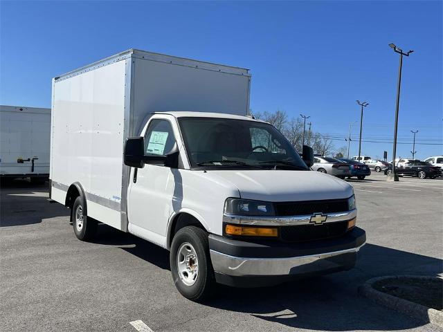 2023 Chevrolet Express Cutaway 3500 Vehicle Photo in ALCOA, TN 37701-3235