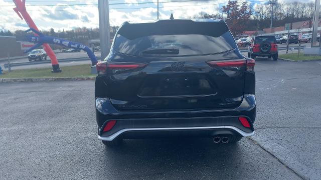 2024 Toyota Highlander Vehicle Photo in MOON TOWNSHIP, PA 15108-2571