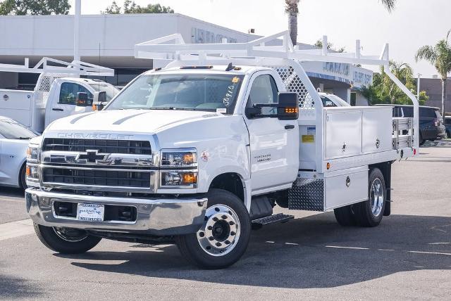 2023 Chevrolet Silverado Chassis Cab Vehicle Photo in VENTURA, CA 93003-8585