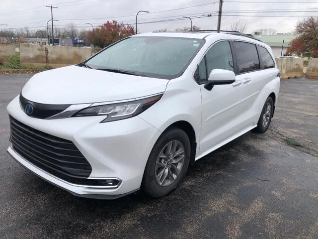 2023 Toyota Sienna Vehicle Photo in Akron, OH 44312