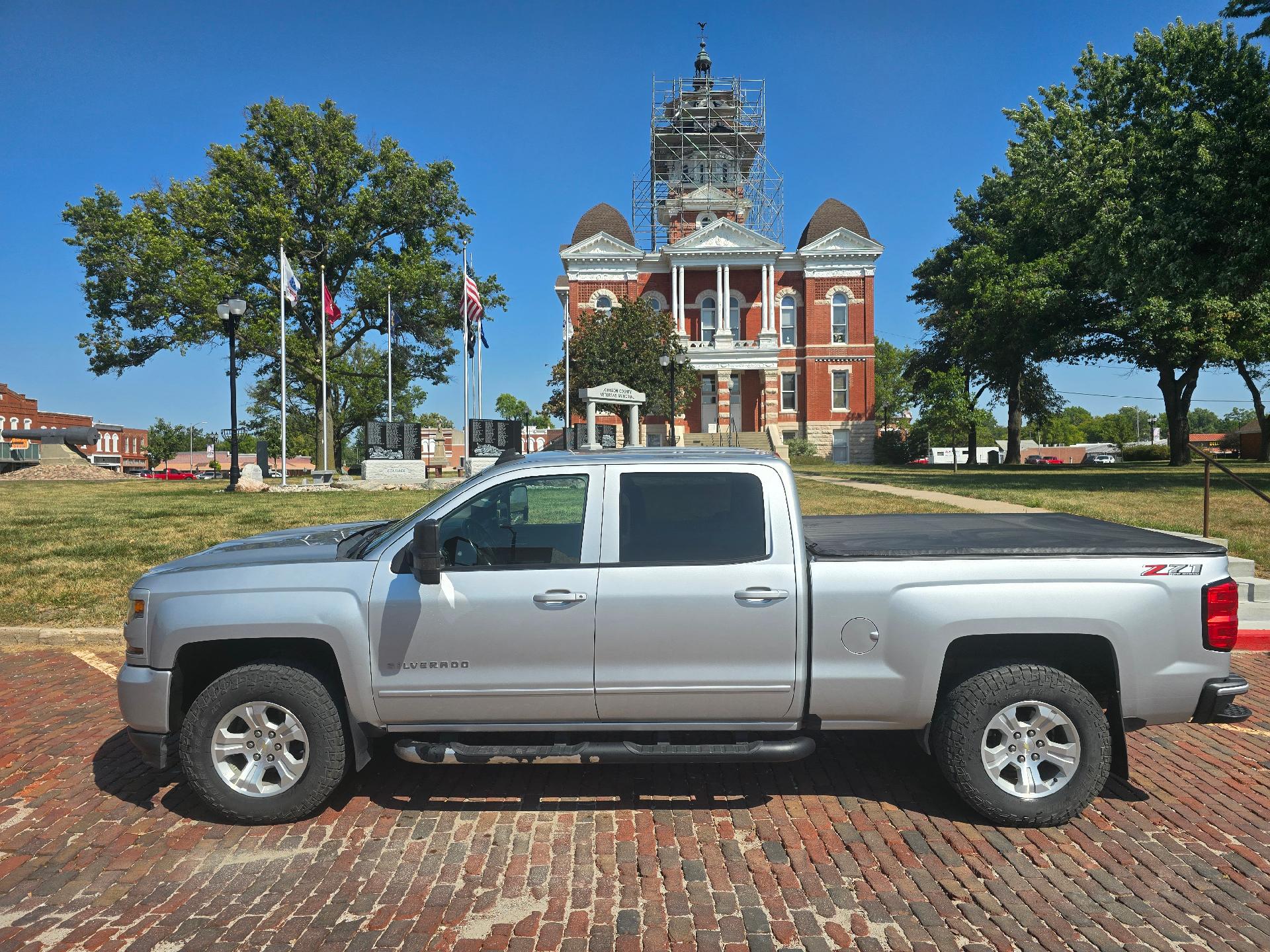 Used 2018 Chevrolet Silverado 1500 LT with VIN 3GCUKREC3JG130256 for sale in Tecumseh, NE