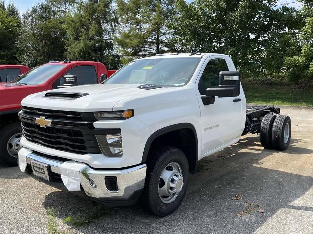 2024 Chevrolet Silverado 3500 HD Chassis Cab Vehicle Photo in ALCOA, TN 37701-3235