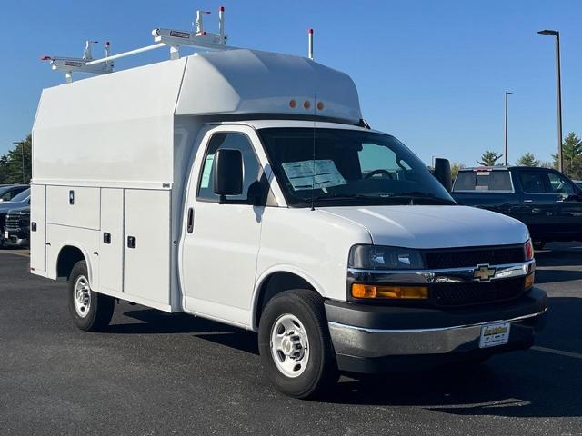 2024 Chevrolet Express Cutaway 3500 Vehicle Photo in COLUMBIA, MO 65203-3903