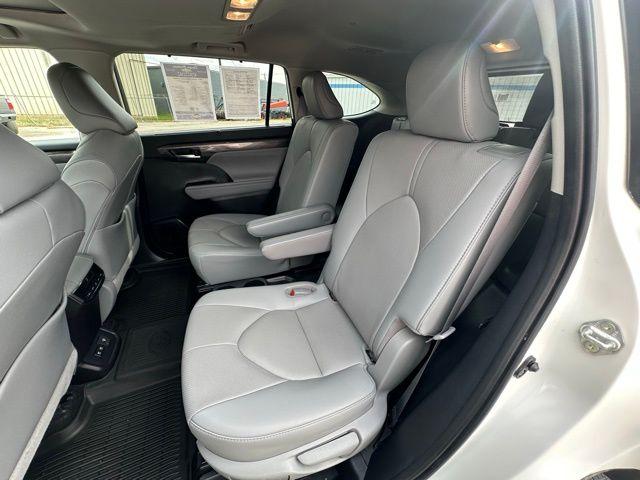 2021 Toyota Highlander Vehicle Photo in TUPELO, MS 38801-6508