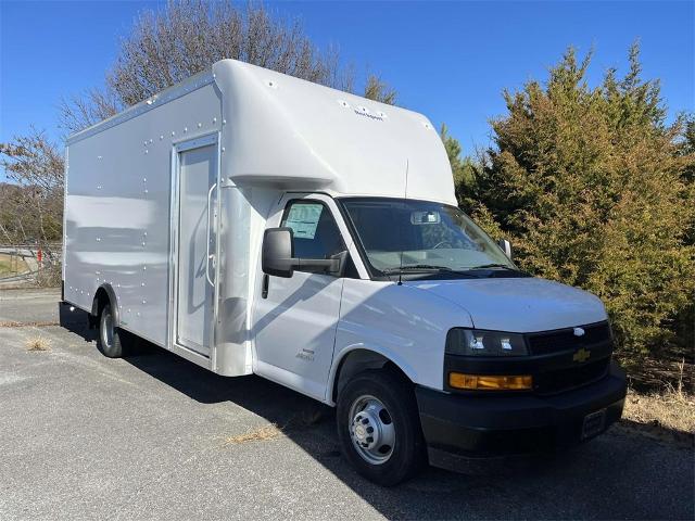 2023 Chevrolet Express Cutaway 4500 Vehicle Photo in ALCOA, TN 37701-3235