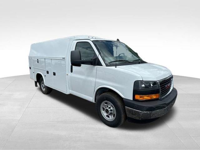 2023 GMC Savana Cutaway 3500 Vehicle Photo in MEDINA, OH 44256-9631