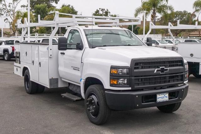 2023 Chevrolet Silverado Chassis Cab Vehicle Photo in VENTURA, CA 93003-8585