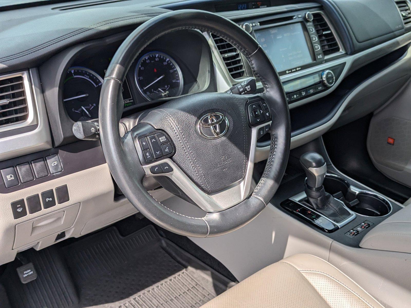 2019 Toyota Highlander Vehicle Photo in Clearwater, FL 33761