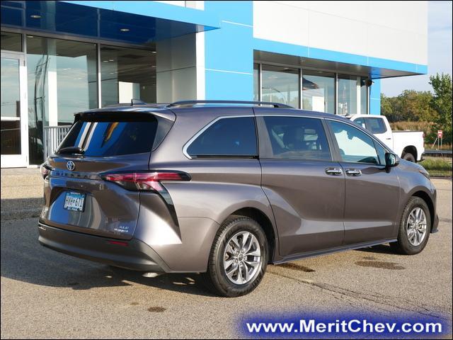 2022 Toyota Sienna Vehicle Photo in MAPLEWOOD, MN 55119-4794