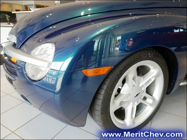 2005 Chevrolet SSR Vehicle Photo in MAPLEWOOD, MN 55119-4794