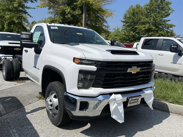 2024 Chevrolet Silverado 3500 HD CC Vehicle Photo in ALCOA, TN 37701-3235