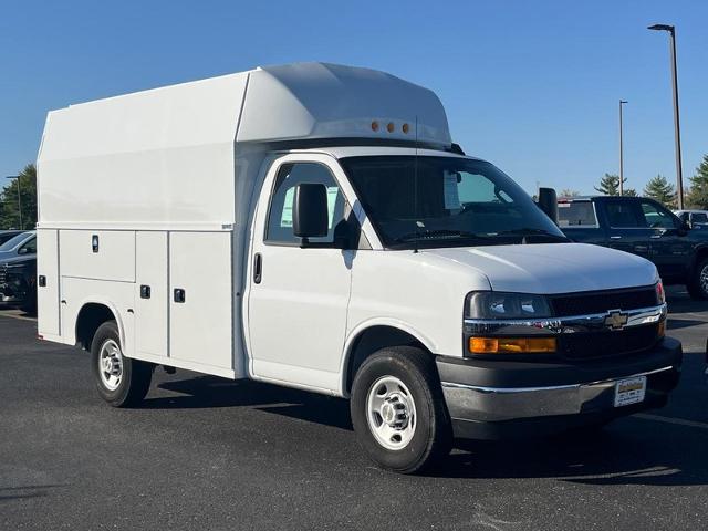 2024 Chevrolet Express Cutaway 3500 Vehicle Photo in COLUMBIA, MO 65203-3903