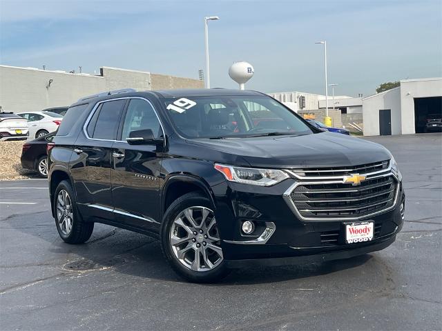 Used 2019 Chevrolet Traverse Premier with VIN 1GNEVKKW1KJ126750 for sale in Naperville, IL