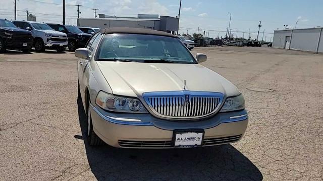 2004 Lincoln Town Car Vehicle Photo in MIDLAND, TX 79703-7718