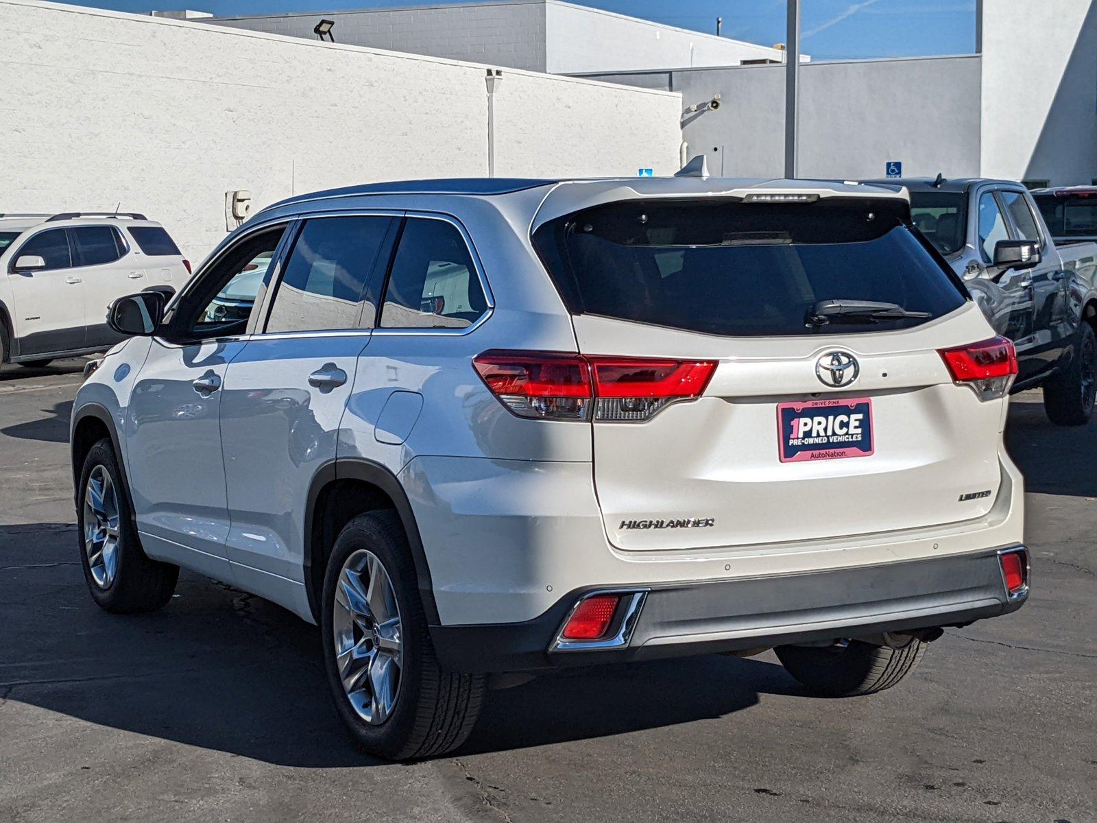 2017 Toyota Highlander Vehicle Photo in VALENCIA, CA 91355-1705