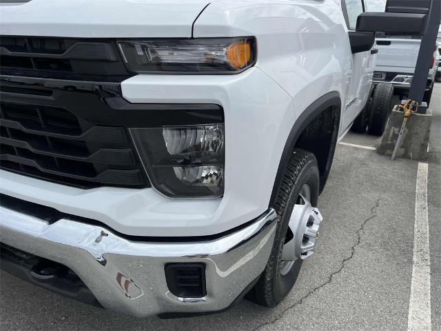 2024 Chevrolet Silverado 3500 HD Chassis Cab Vehicle Photo in ALCOA, TN 37701-3235