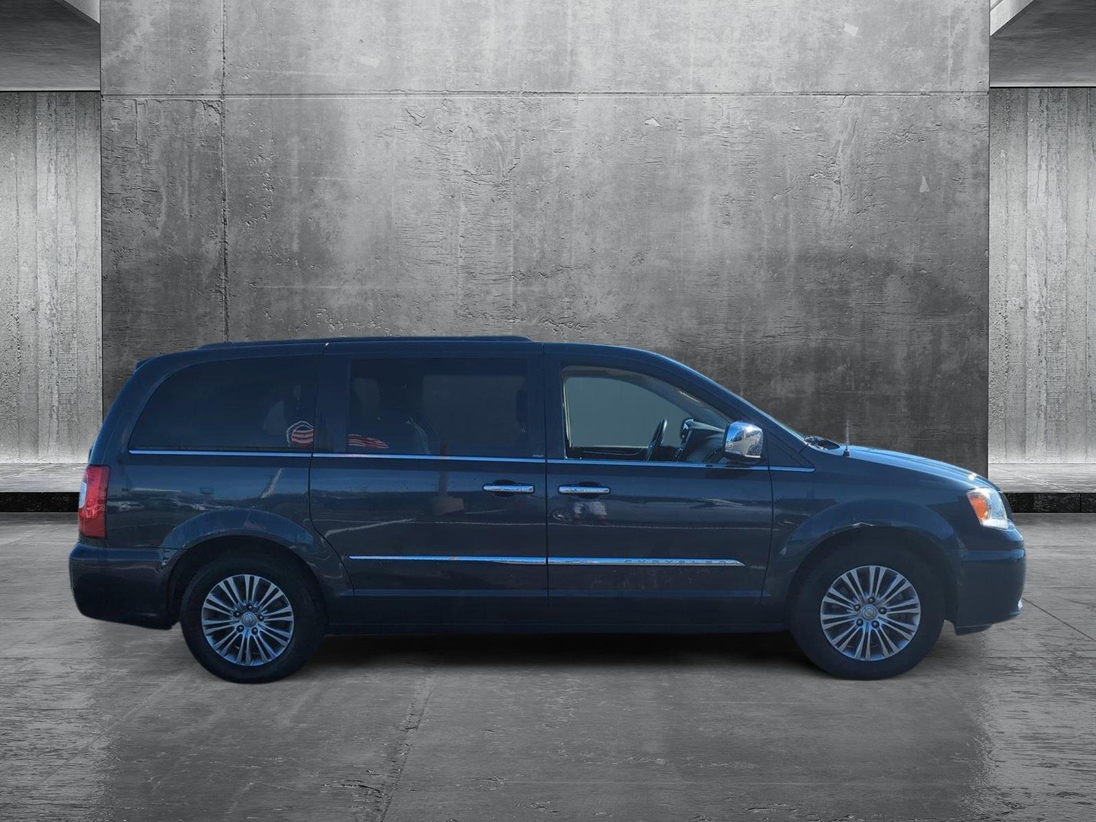 2014 Chrysler Town & Country Vehicle Photo in Memphis, TN 38128