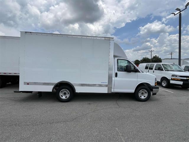 2024 Chevrolet Express Cutaway 3500 Vehicle Photo in ALCOA, TN 37701-3235