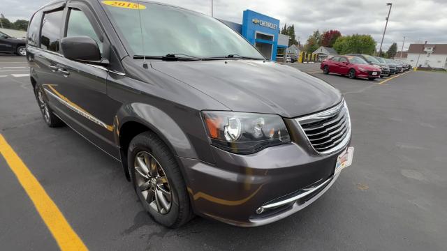 2015 Chrysler Town & Country Vehicle Photo in MASSENA, NY 13662-2255