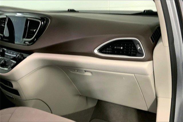 2019 Chrysler Pacifica Vehicle Photo in KANSAS CITY, MO 64114-4502