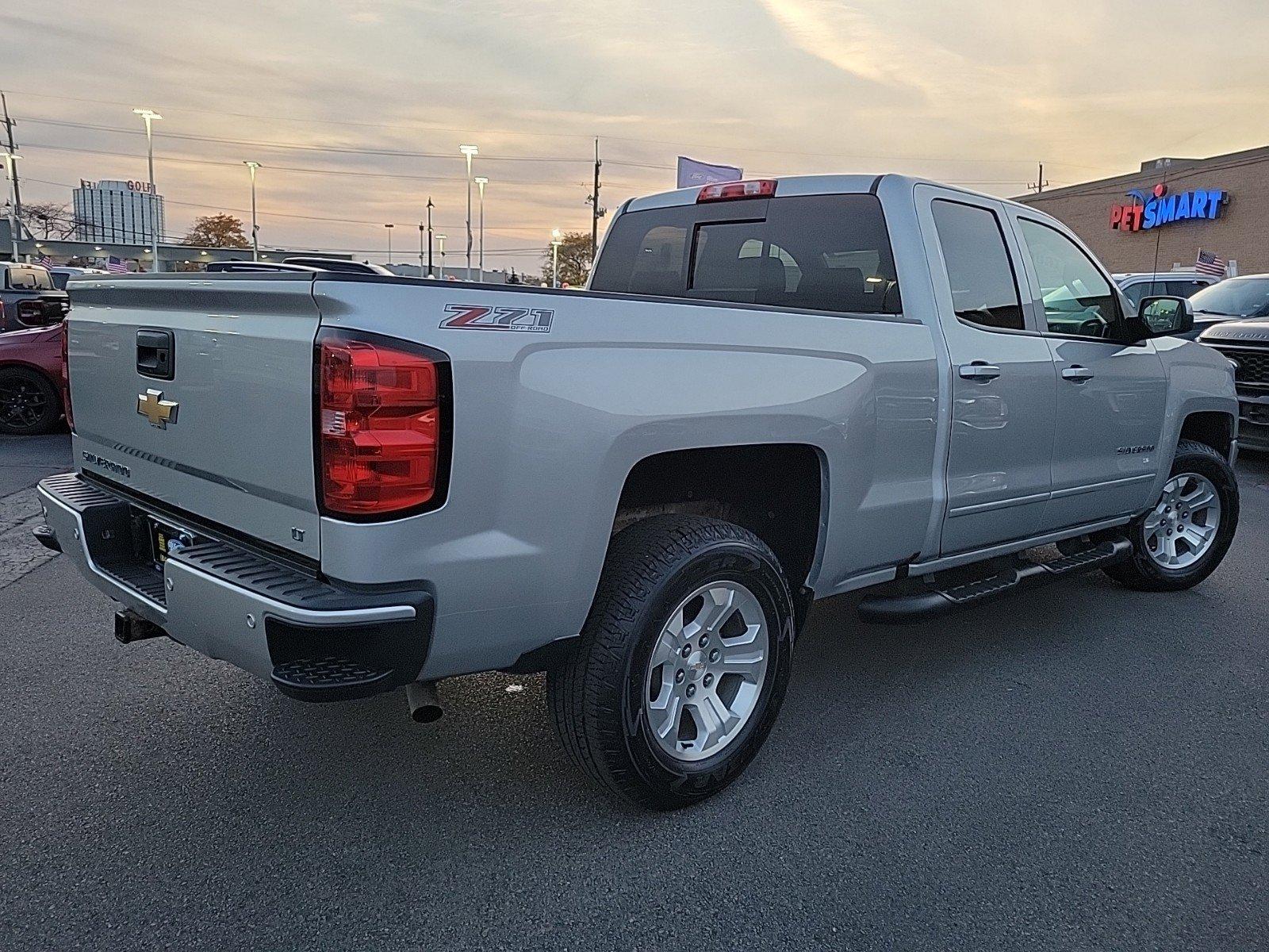 2017 Chevrolet Silverado 1500 Vehicle Photo in Saint Charles, IL 60174