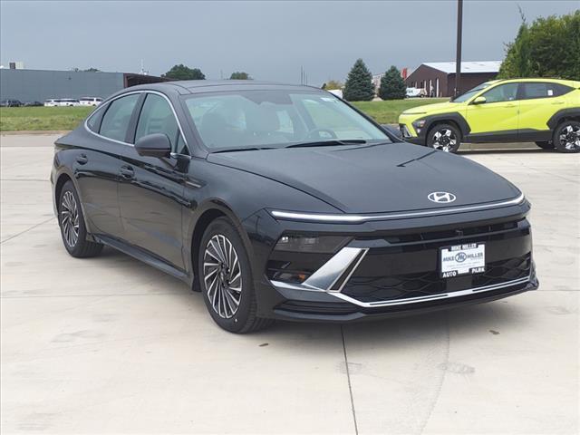 2024 Hyundai SONATA Hybrid Vehicle Photo in Peoria, IL 61615