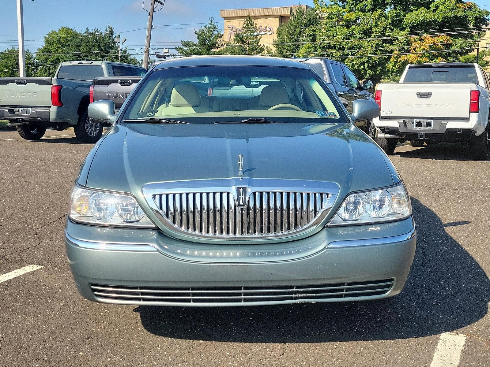 2006 Lincoln Town Car Vehicle Photo in Trevose, PA 19053