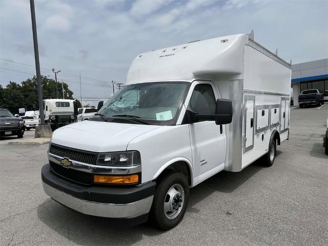 2024 Chevrolet Express Cutaway 4500 Vehicle Photo in ALCOA, TN 37701-3235