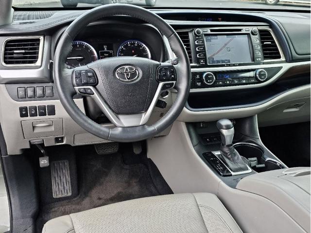 2016 Toyota Highlander Vehicle Photo in Auburn, AL 36832-6638