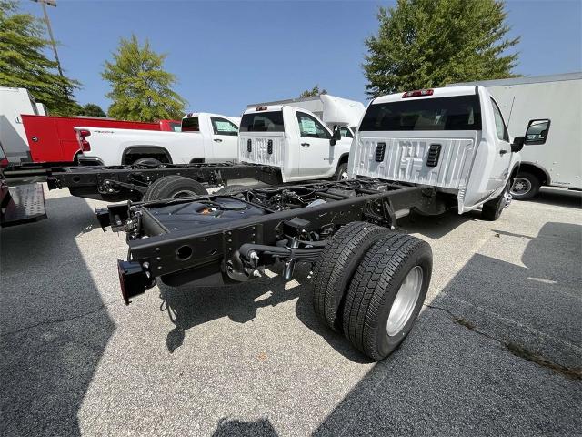 2024 Chevrolet Silverado 3500 HD Chassis Cab Vehicle Photo in ALCOA, TN 37701-3235