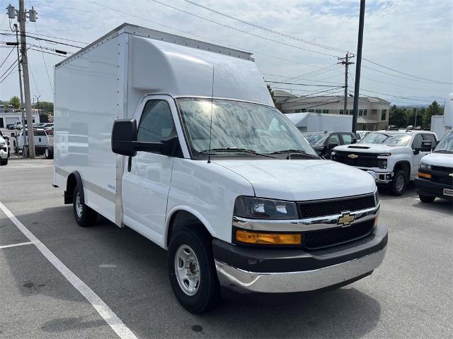 2024 Chevrolet Express Cutaway 3500 Vehicle Photo in ALCOA, TN 37701-3235