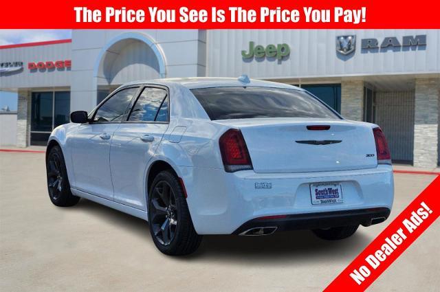 2023 Chrysler 300 Vehicle Photo in Cleburne, TX 76033