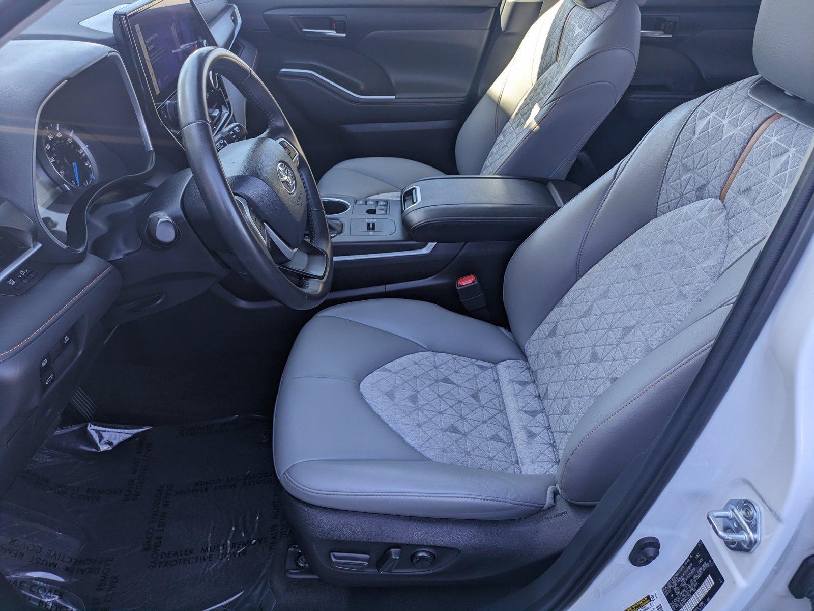 2023 Toyota Highlander Vehicle Photo in Bradenton, FL 34207