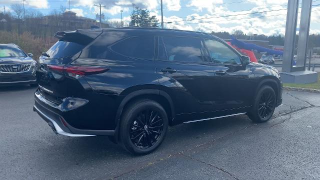 2024 Toyota Highlander Vehicle Photo in MOON TOWNSHIP, PA 15108-2571