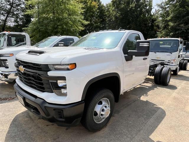 2024 Chevrolet Silverado 3500 HD Chassis Cab Vehicle Photo in ALCOA, TN 37701-3235