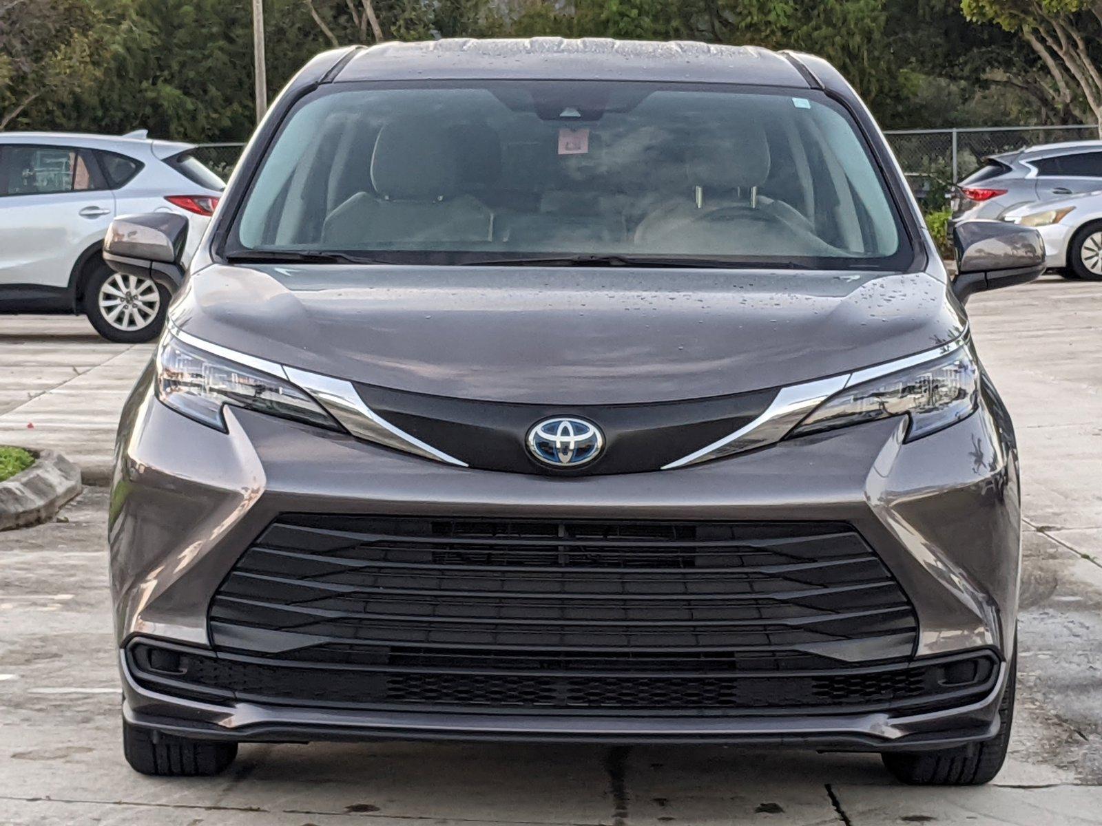 2024 Toyota Sienna Vehicle Photo in Davie, FL 33331