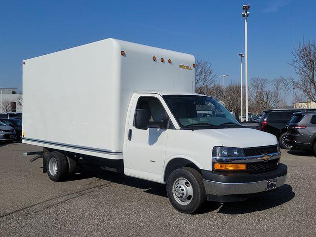 2023 Chevrolet Express Commercial Cutaway Vehicle Photo in DANBURY, CT 06810-5034