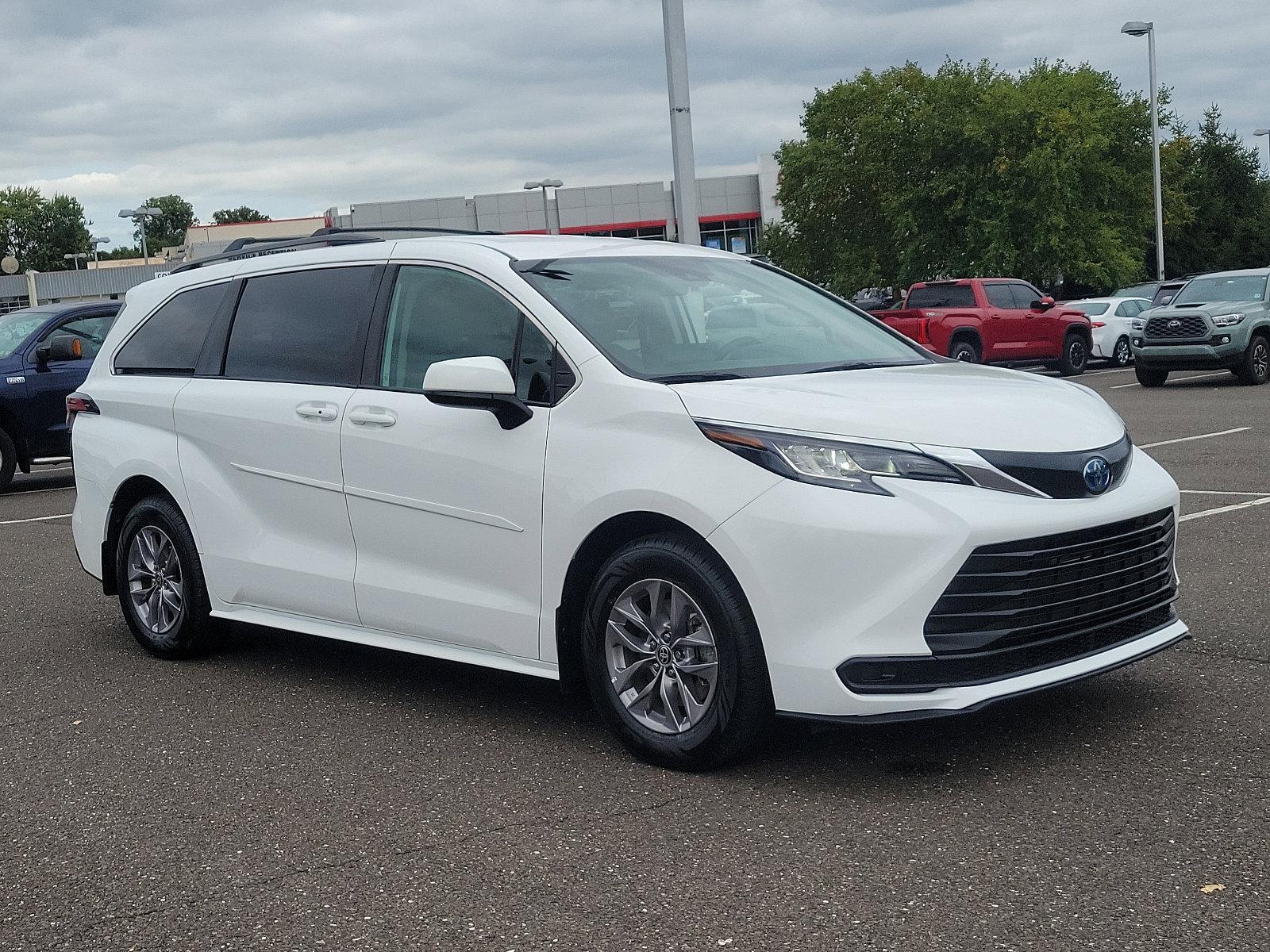 2022 Toyota Sienna Vehicle Photo in Trevose, PA 19053