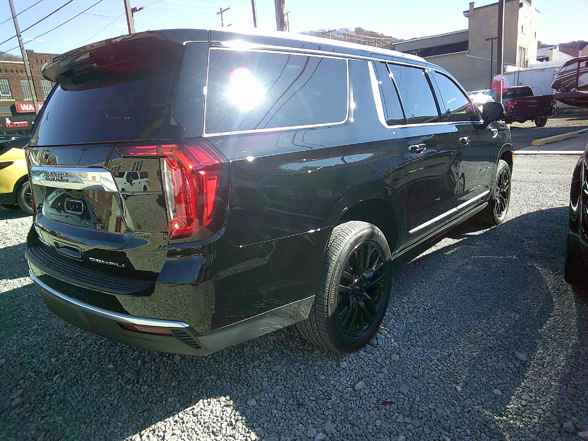 2023 GMC Yukon XL Vehicle Photo in KITTANNING, PA 16201-1536