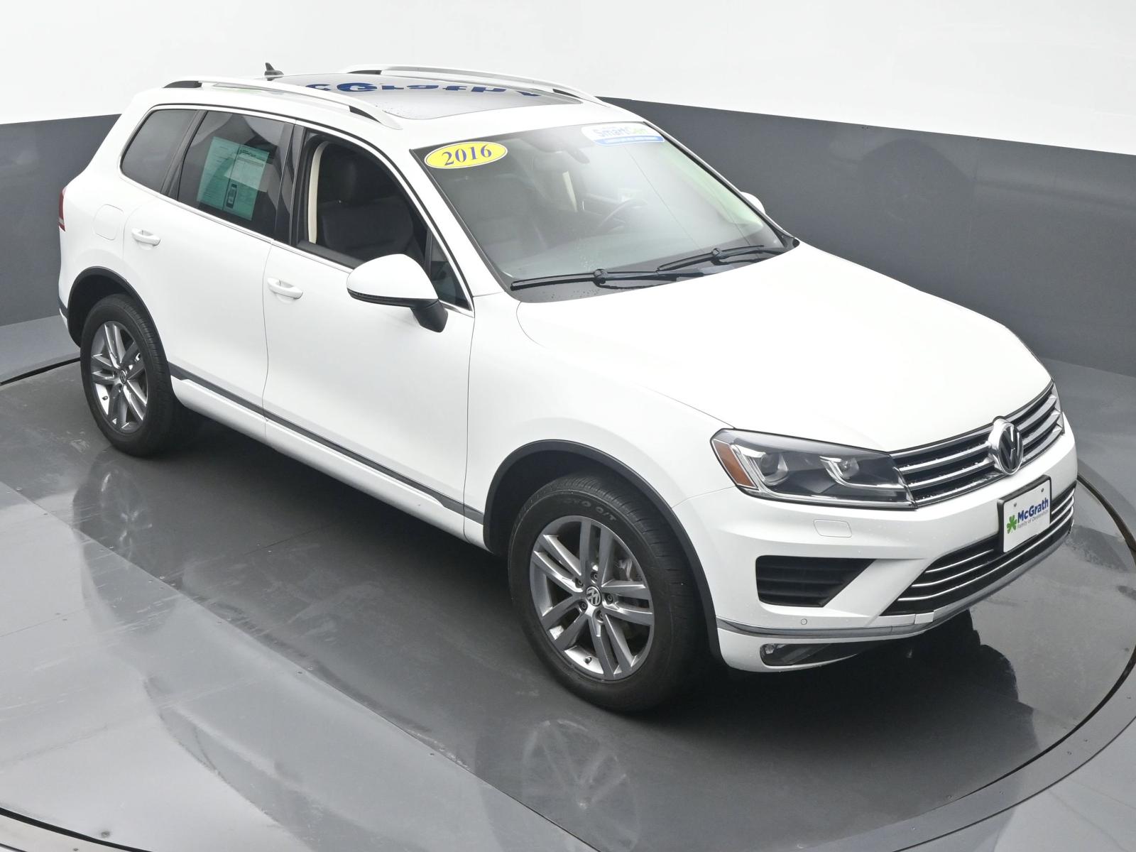 2016 Volkswagen Touareg Vehicle Photo in Marion, IA 52302