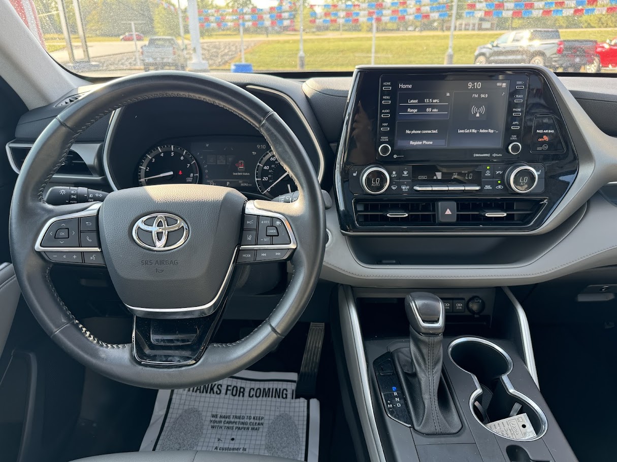 2021 Toyota Highlander Vehicle Photo in BOONVILLE, IN 47601-9633