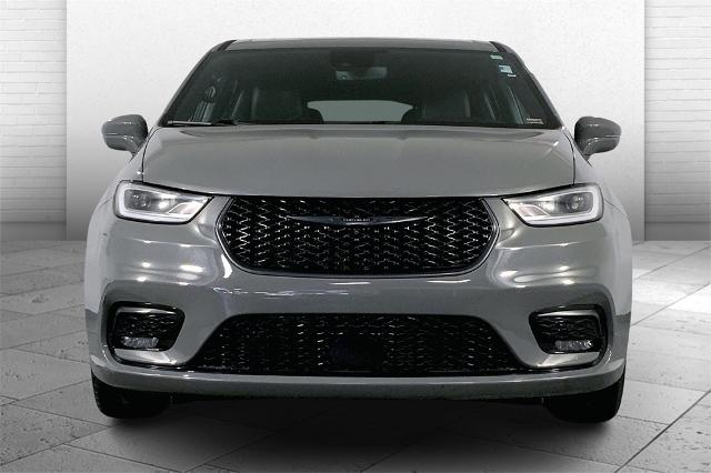 Used 2022 Chrysler Pacifica Hybrid Limited with VIN 2C4RC1S71NR137105 for sale in Kansas City